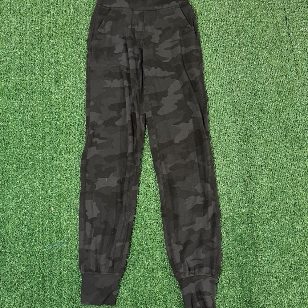 Lululemon Black Grey Camo High Rise Tapered Joggers Size 2 XS Athleisure 0208